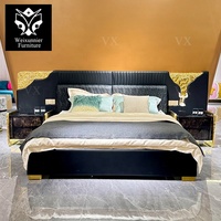Modernes Luxus-Polsterbett mit Goldmessing-Eckverzierungen, Gerilltem Kopfteil & Maßgefertigten Designer-Schlafzimmermöbeln