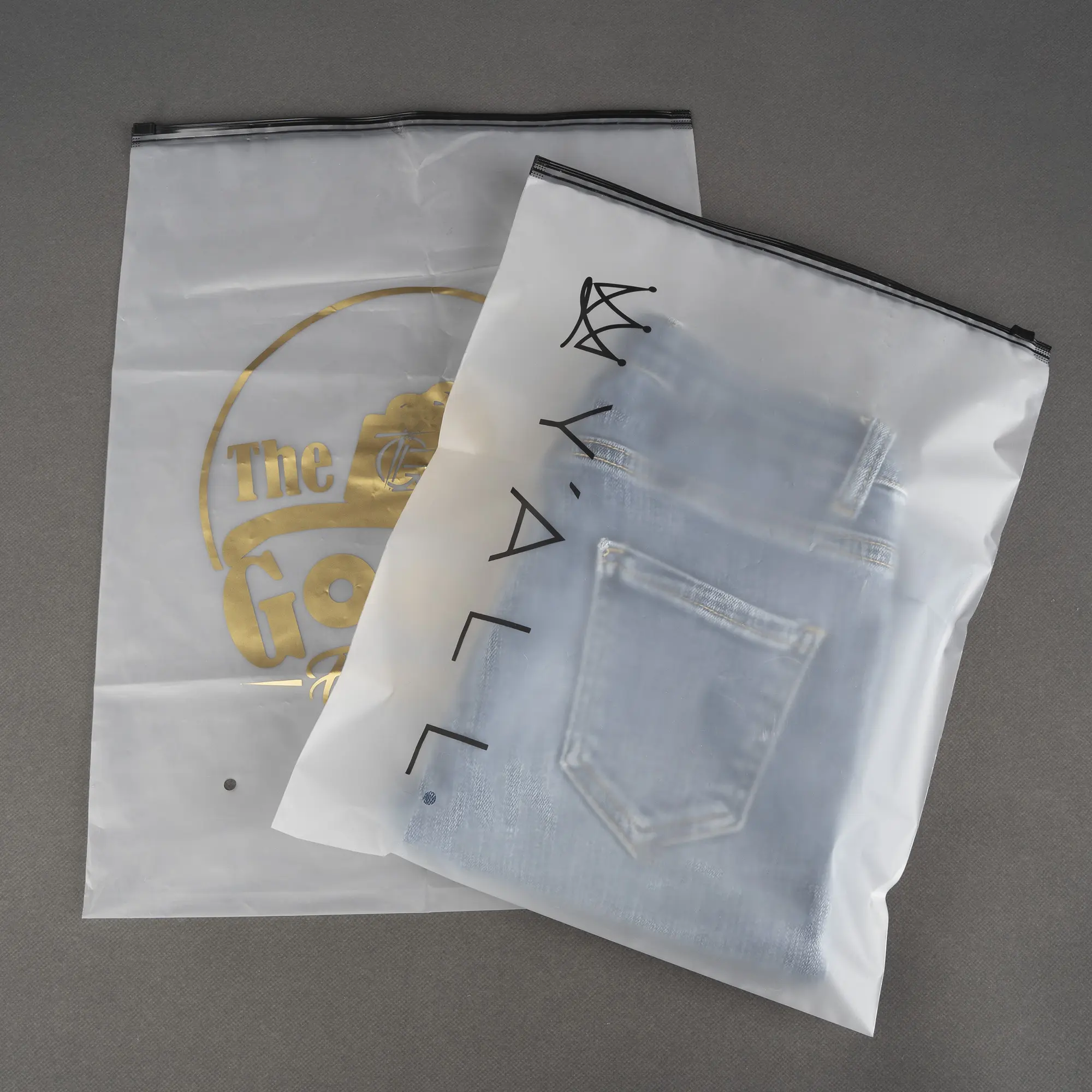 Kostenloses Muster benutzerdefinierte kompostierbare weiße mattierte gefrostete Reißverschluss-Verpackungsbeutel aus Kunststoff mit Reißverschluss für Kleidung