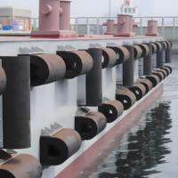 Pare-chocs en caoutchouc extrudé durable en forme de D pour remorques de camions Pare-chocs de quai durable à motif de bande EPDM pour baies de livraison d'équipement