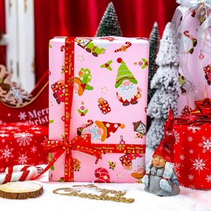 Papel de regalo navideño de doble cara con diseño de Papá Noel, gnomos y copos de nieve en colores rosa y rojo, en papel estampado. - Product Image 4