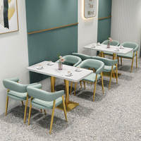 Ensemble de mobilier pour restaurants et cafés avec tables et chaises en bois modernes, sièges en banquette pour hôtels, salles à manger, cafés