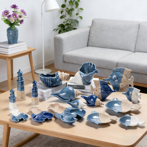 Set di Decorazioni in Ceramica Costiera - Vasi e Vassoi con Motivi di Fari e Oceano per Stile Nautico Domestico - Product Image 1