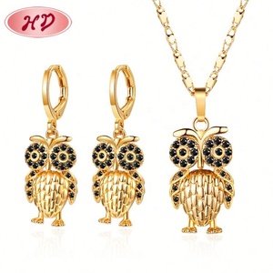 Conjunto de joyería vintage con diseño de búho, collar con colgante con incrustaciones de cristal dorado, pendientes colgantes, adornos elegantes a juego con temática animal - Product Image 3