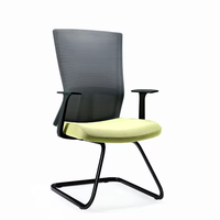 Chaise de bureau ergonomique en maille avec base cantilever et coussin bleu pour réunions, réceptions et sièges visiteurs