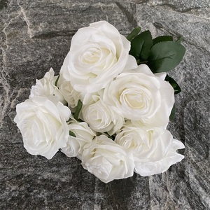 Centre de table entièrement garni de fleurs artificielles rouges, 10 grandes roses - Product Image 4