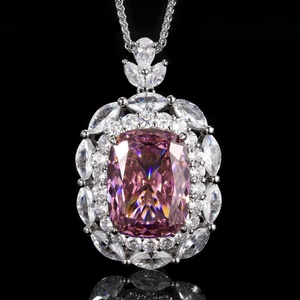Collier Pendentif Grand Halo en Laiton avec Zircon Cubique de Haute Qualité Anti-ternissement Style Vintage pour Cadeau de Festival - Vente en Gros - Product Image 5