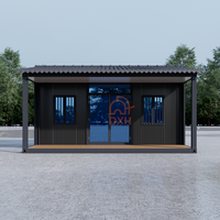 Maison préfabriquée en conteneur noire avec toit en tuiles inclinées personnalisé et grande véranda avant