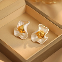 Anting-anting indah sederhana elegan mode bunga anting-anting desain mewah kelopak logam tidak beraturan Vintage grosir