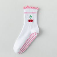 Chaussettes mi-mollet antidérapantes en silicone pour yoga, pilates, fitness, course à pied, sport, broderie cerise blanche, pour femmes adultes 2026
