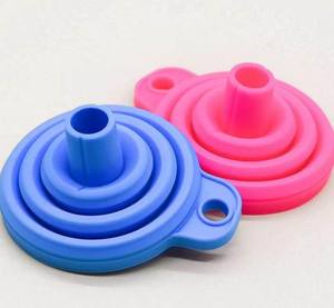 All'ingrosso piccolo portatile in silicone imbuto per bevande pieghevole intelligente bocca imbuti per olio tramoggia in gomma <span class=keywords><strong>da</strong></span> cucina per bottiglie anti fuoriuscita - Product Image 4