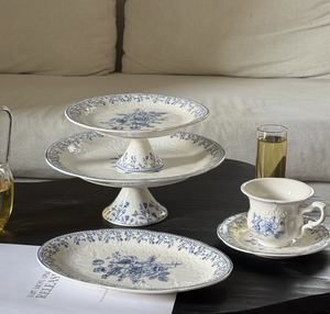 Service de vaisselle en porcelaine bleue à motifs floraux, style royal français élégant, assiettes et tasses en céramique, idéal pour restaurants, mariages, événements - Product Image 6