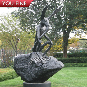 สวนกลางแจ้งแบบแอบสแตรกต์รูปกระต่ายสำริดบนรูปปั้นหินโดย <span class=keywords><strong>Barry</strong></span> flanagan - Product Image 2