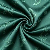 Tissu satiné 100 % polyester en gros, 75D, largeur 58/60 pouces, écologique, respirant, poids moyen, doux et texturé pour vêtements de nuit et pyjamas