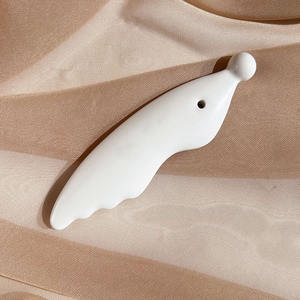 Massaggiatore animale caldo di colore bianco a forma di pesce in ceramica Gua Sha raschiando strumento di massaggio per massaggiatore di occhi - Product Image 2