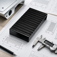 Dissipateur thermique en aluminium à ailettes haute densité OEM avec module de refroidissement à plaque froide liquide pour amplificateur de puissance industriel, routeur, serveur