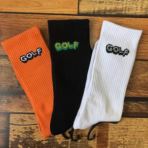 Chaussettes de sport pour hommes de haute qualité avec logo personnalisé, blanches, noires et orange, pour le basketball et le golf, avec positionnement haut et fin à la base du pied - Product Image 2