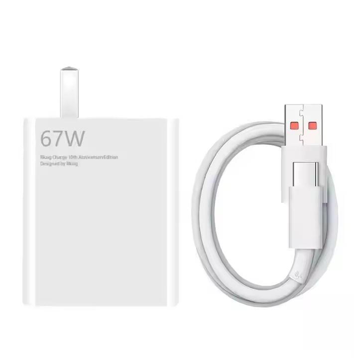 Enchufe blanco de 67W con cable.