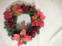 Karangan Bunga Natal Artifisial Grosir dengan Poinsettia Merah, Buah Pinus, Buah-buahan, dan Hiasan Bola untuk Dekorasi Pintu Depan saat Liburan