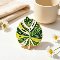 Épinglette en métal plaqué or personnalisée à faible MOQ, motif feuilles et fleurs tropicales