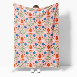 Couverture en flanelle tricotée super douce à imprimé coccinelle rose, confortable et chaude pour toutes les saisons, lavable en machine, couverture florale pour le sommeil - Product Image 1