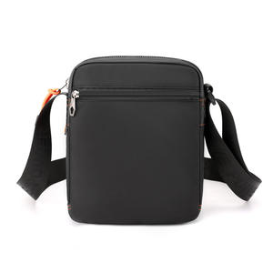 Sac bandoulière en nylon noir résistant à l'eau pour homme, idéal pour les voyages en extérieur, avec détails de couture couleur unie - Product Image 1