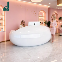 Bureau d'accueil moderne incurvé en laque irrégulière avec tiroirs de rangement pour salon de beauté, salon de coiffure et hall de manucure