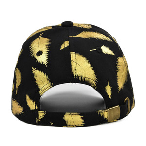 OEM ODM Gorra de Béisbol Beige con Estampado Completo, Pluma Dorada, Tela de Algodón, Moda para Hombres y Mujeres, Ocio, Fábrica BSCI, Venta al por Mayor - Product Image 3