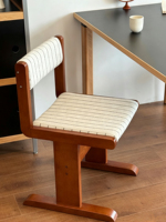 Chaise de salle à manger en bois massif de style mid-century avec dossier rayé rembourré en velours, aspect antique durable pour la salle à manger à domicile