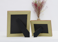Cadre photo en bois de petite taille 5x7 avec logo personnalisé et inscription, livraison rapide depuis l'usine chinoise, pour une présentation sur table