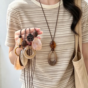 Collier en corde tressée avec pendentif irrégulier en résine pour femme, design minimaliste, chaîne de pull réglable, accessoires de mode - Product Image 5