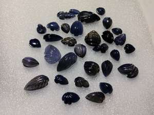 อิโอไลต์แกะสลักรูปทรงใบไม้ธรรมชาติ ทำด้วยมือ พร้อมการเปลี่ยนสีและการเคลือบแว็กซ์/น้ำมัน สำหรับทำเครื่องประดับ ผลิตภัณฑ์ขายส่ง - Product Image 4