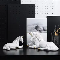 Resina nordica unicorno bianco cavallo statua figurine di animali moderna decorazione per l'home Office soggiorno fata giardino Decor