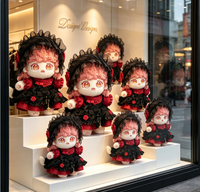 Poupée en peluche Lolita Gothique Nocturne avec bonnet en dentelle noire, volants rouges, cheveux roses, yeux étoilés et breloque croix personnalisée