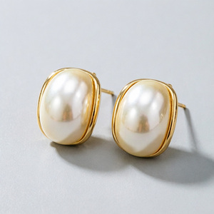 Orecchini alla Moda 2026 Placcati Oro 18K, Stile Francese Chic, con Perle Pastello Ovali e Cornice a Mezzaluna, Unisex, Minimalisti, Nuovi per Feste - Product Image 4