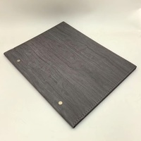 Menu personnalisé A4 en cuir PU grain de bois anthracite avec pochettes transparentes en PVC pour restaurant