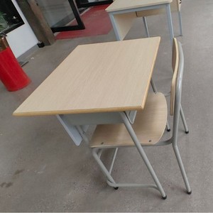 Ensemble bureau et chaise d'écolier 60x50x76 cm en métal, design minimaliste durable pour utilisation en classe - Product Image 2