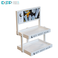 Stand d'exposition multifonctionnel sur pied en bois pour magasins de proximité, fabriqué par l'usine DSP Vietnam.