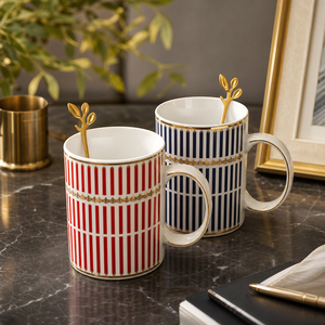 <span class=keywords><strong>Set</strong></span> Regalo di Tazze da Caffè in Ceramica Personalizzate a Righe, 2 Tazze con Cucchiai in Foglia d'Oro, Confezione Regalo con Nastro Nero, Blu Navy Rosso OEM - Product Image 2