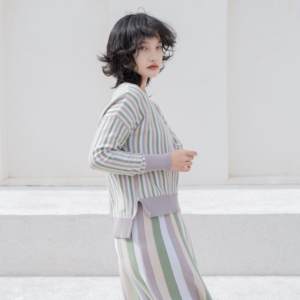 定制设计师针织品女式两件套针织毛衣套装 OEM 条纹针织上衣和裙子休闲套装女式服装 - Product Image 5