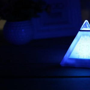 Sveglia a Forma di Piramide Triangolare con Decompressione, Orologio Digitale Regalo di Nozze con Luce a 7 Colori Cangianti per Bambini - Product Image 1