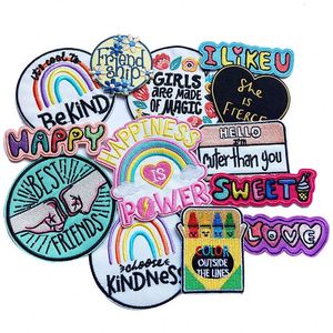 Patchs brodés personnalisés en gros, motifs mignons et amusants (Bonheur/Amis/Amour), thermocollants pour jeans, sacs et vêtements - Product Image 1