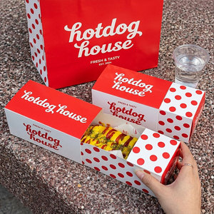Cajas de cartón premium para hot dogs y corndogs, con diseño personalizado en rojo y blanco, fundas con puntos y bolsas de transporte con marca. - Product Image 3