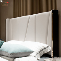 Lit double de luxe italien moderne, rembourré en cuir gris clair avec capitonnage irrégulier, finition brillante, cadre en bois, sur mesure pour villa