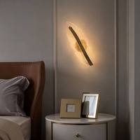 Applique murale LED en aluminium de luxe italien tendance 2026, style nordique, avec plumes et acrylique effet glace craquelée, à intensité variable pour la décoration de chambre à coucher et de chevet