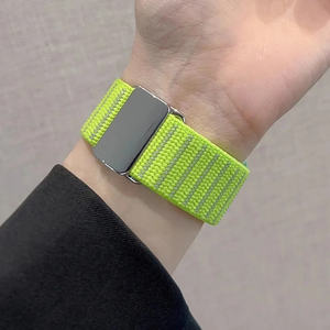 Correa de Reloj Deportiva de Nailon Trenzado Ajustable con Hebilla Magnética y Banda Reflectante para Apple Watch - Product Image 5