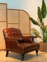 Amerikanischer Retro-Sessel aus gewachstem Leder im Chesterfield-Stil mit Knopfheftung und Rollen
