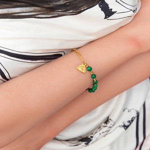 Bracelet en pierre naturelle Malachite 6 mm avec breloque pyramide plaquée or, bijoux de mode pour femmes, style estival - Product Image 1