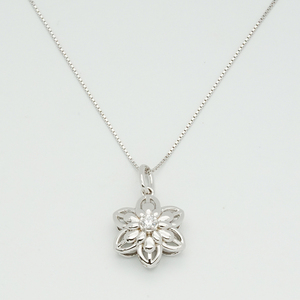 Sofisticado Colgante Solitario Floral Hueco de Oro Sólido de 9K/14K/18K con Diamante Radiante de Laboratorio para Joyería Romántica - Product Image 6