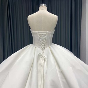 ANY265 Vestido de Novia Moderno Minimalista de Satén Color Marfil con Encaje, Sin Mangas, Estilo Imperio, Apliques Florales de Cristal, Bordado, Falda Larga - Product Image 5