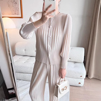Ensemble plissé Miyake Printemps à plis écailles de poisson : Cardigan et pantalon sarouel au-dessus du genou, deux pièces à motif uni, sensation haut de gamme premium